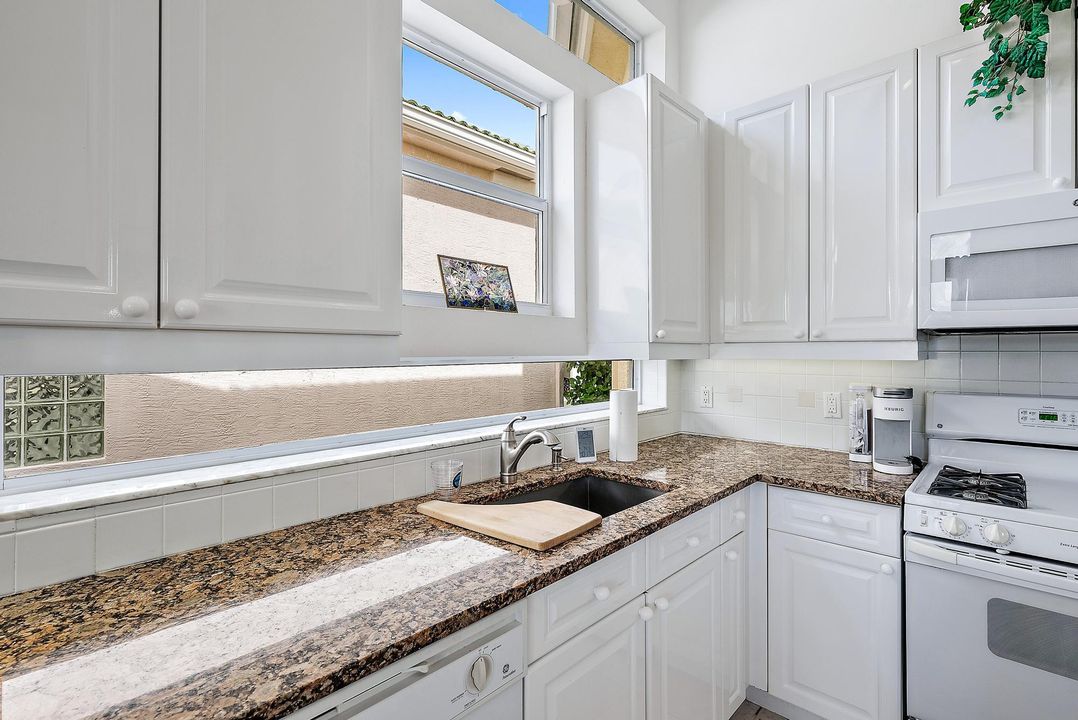 Active With Contract: $899,000 (3 beds, 3 baths, 2234 Square Feet)