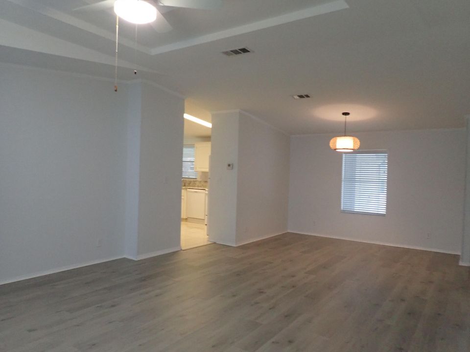 Active With Contract: $164,900 (2 beds, 2 baths, 1299 Square Feet)