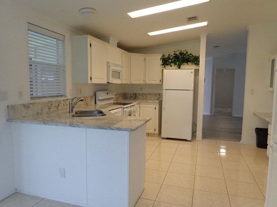 Active With Contract: $164,900 (2 beds, 2 baths, 1299 Square Feet)