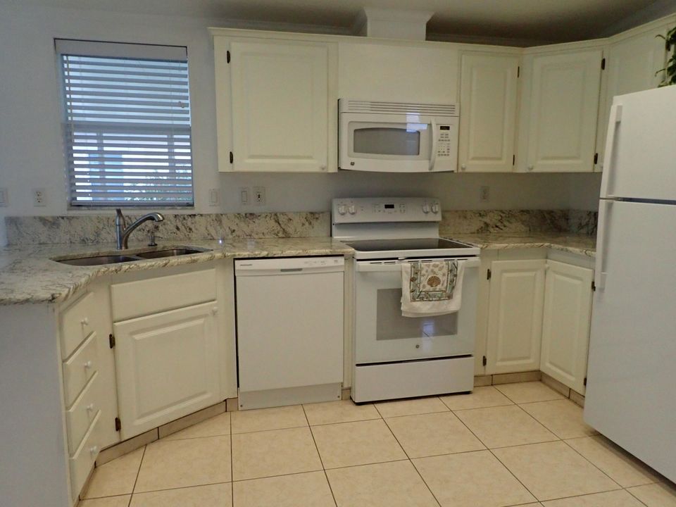 Active With Contract: $164,900 (2 beds, 2 baths, 1299 Square Feet)