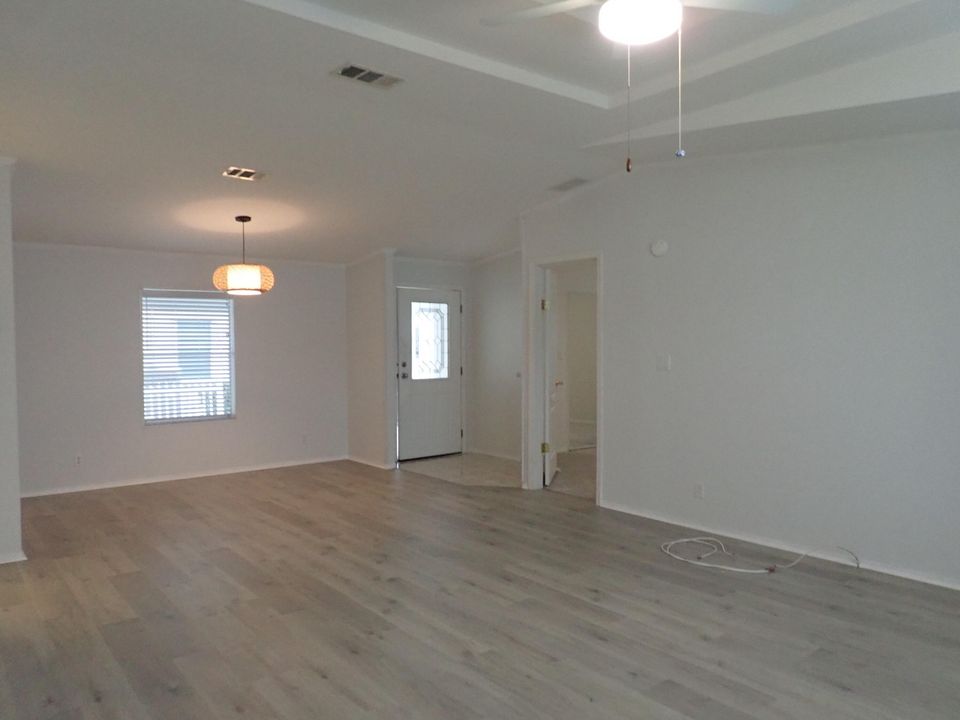 Active With Contract: $164,900 (2 beds, 2 baths, 1299 Square Feet)