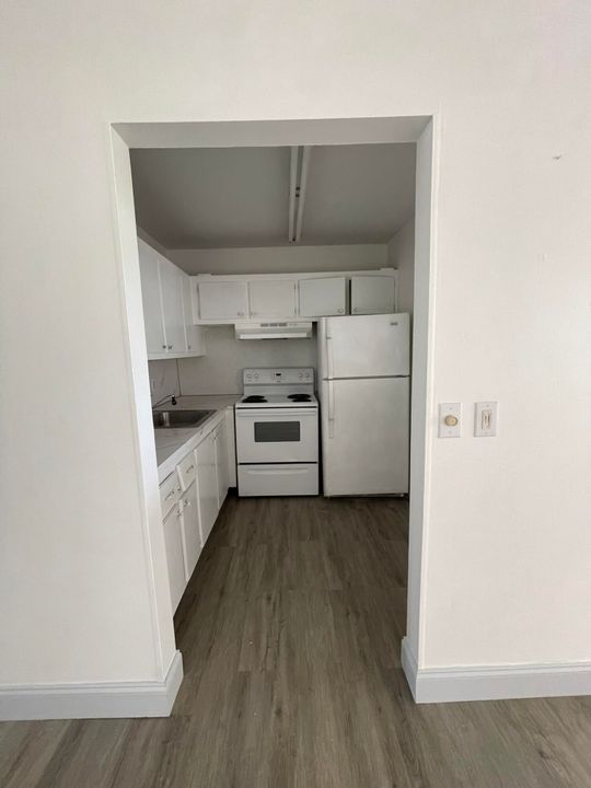 Active With Contract: $108,000 (1 beds, 1 baths, 570 Square Feet)