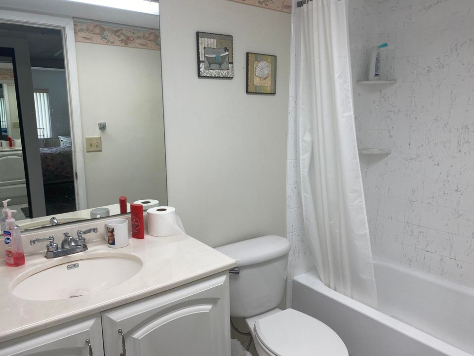 Active With Contract: $217,000 (1 beds, 1 baths, 689 Square Feet)