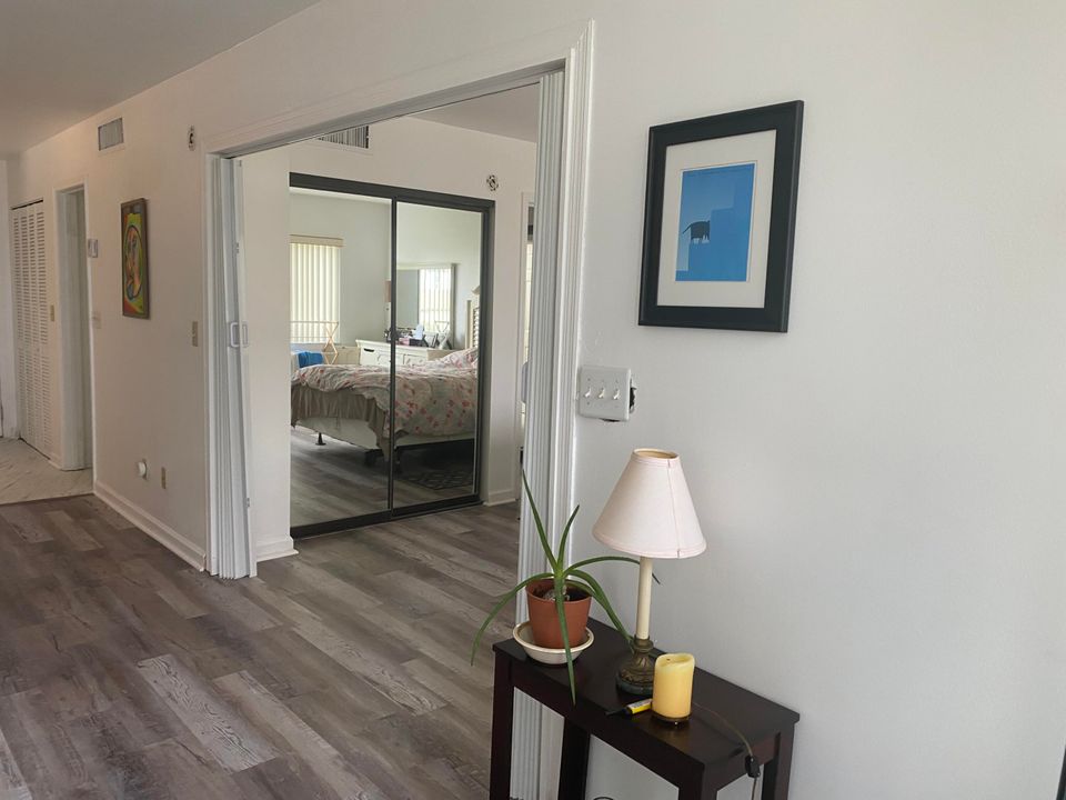 Active With Contract: $217,000 (1 beds, 1 baths, 689 Square Feet)