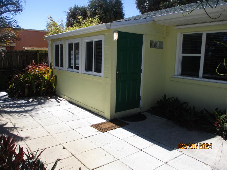 Active With Contract: $2,000 (2 beds, 1 baths, 2599 Square Feet)