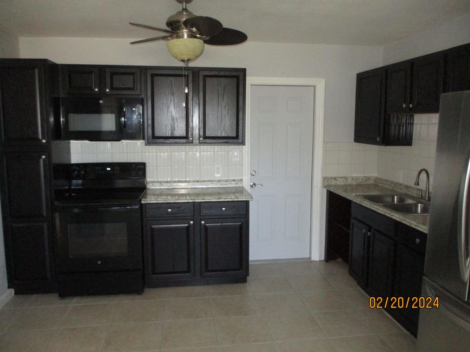 Active With Contract: $2,000 (2 beds, 1 baths, 2599 Square Feet)