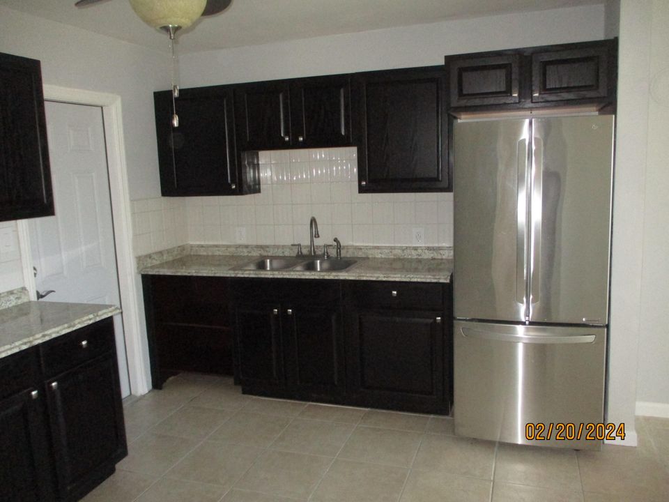 Active With Contract: $2,000 (2 beds, 1 baths, 2599 Square Feet)