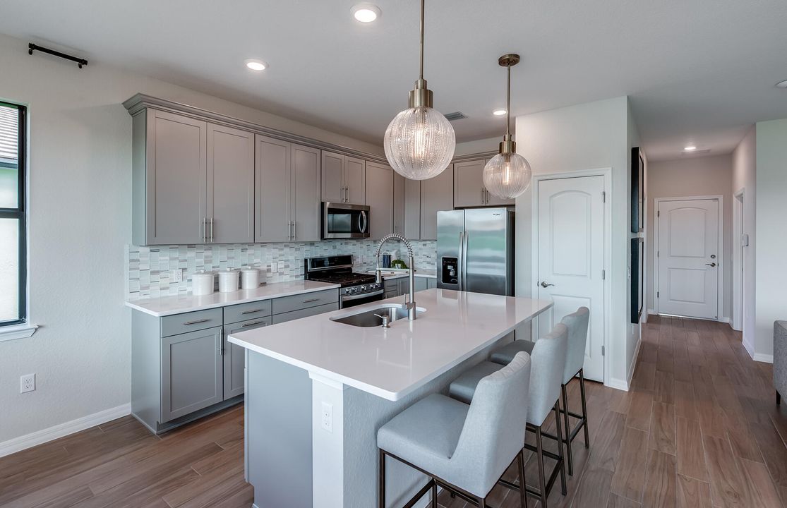 Active With Contract: $909,670 (3 beds, 2 baths, 2220 Square Feet)