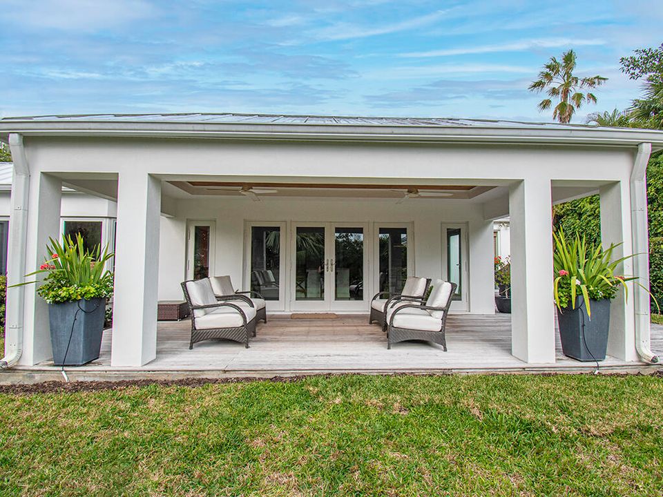 Active With Contract: $1,975,000 (3 beds, 2 baths, 2586 Square Feet)