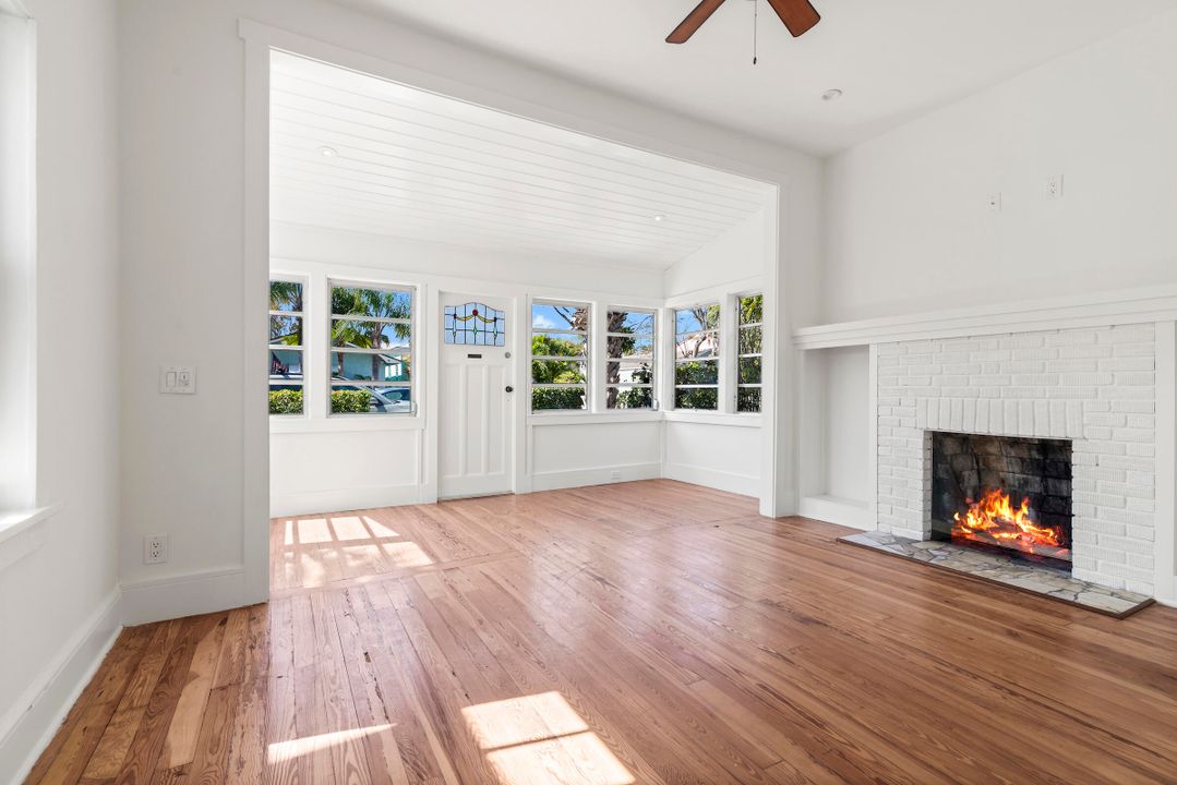 Recently Sold: $369,000 (2 beds, 1 baths, 878 Square Feet)