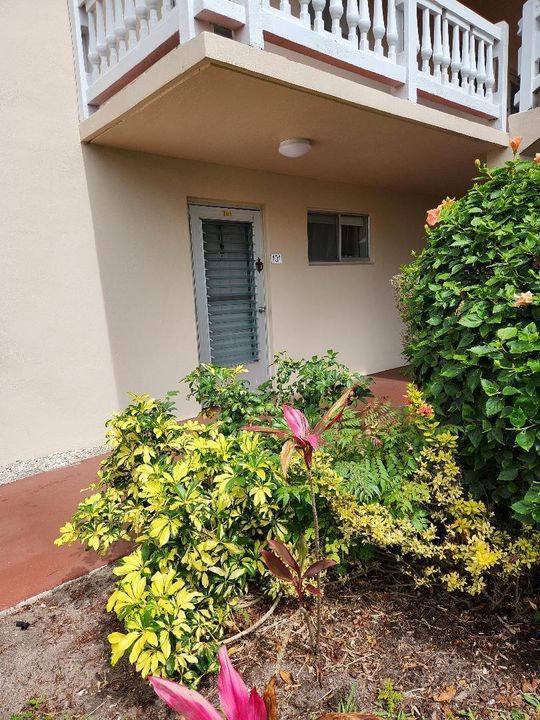 Active With Contract: $70,000 (1 beds, 1 baths, 894 Square Feet)