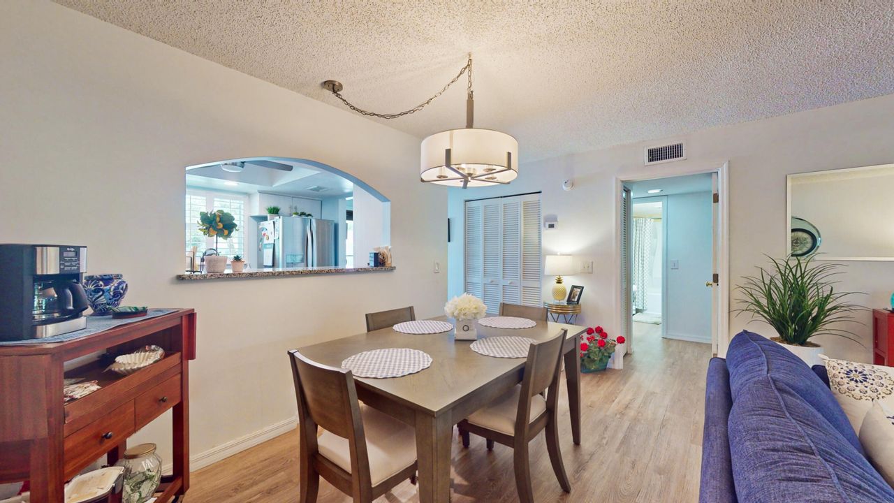 Active With Contract: $179,900 (2 beds, 2 baths, 1130 Square Feet)
