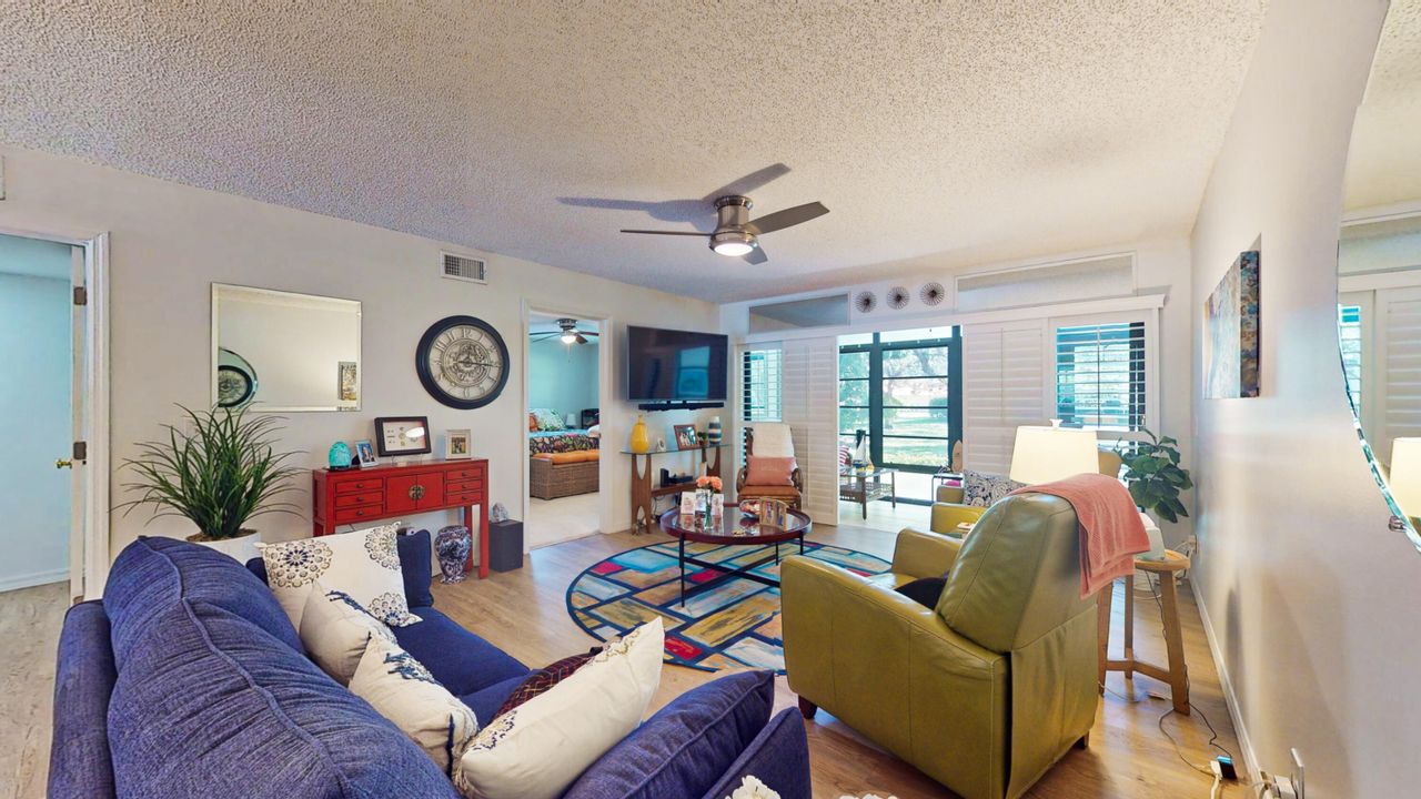 Active With Contract: $179,900 (2 beds, 2 baths, 1130 Square Feet)
