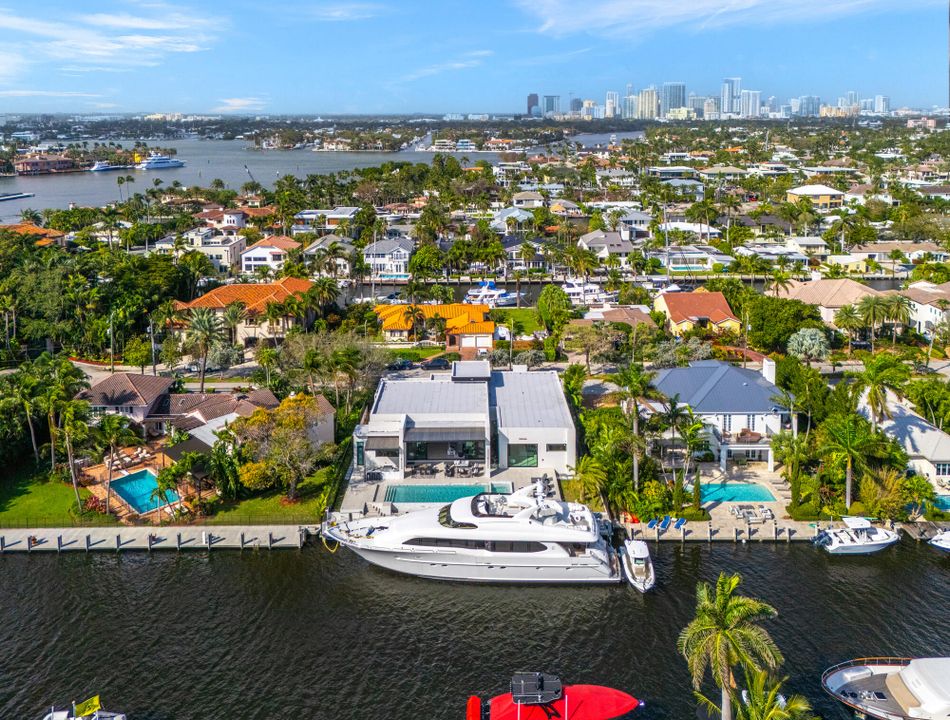 Active With Contract: $7,999,900 (5 beds, 5 baths, 4451 Square Feet)