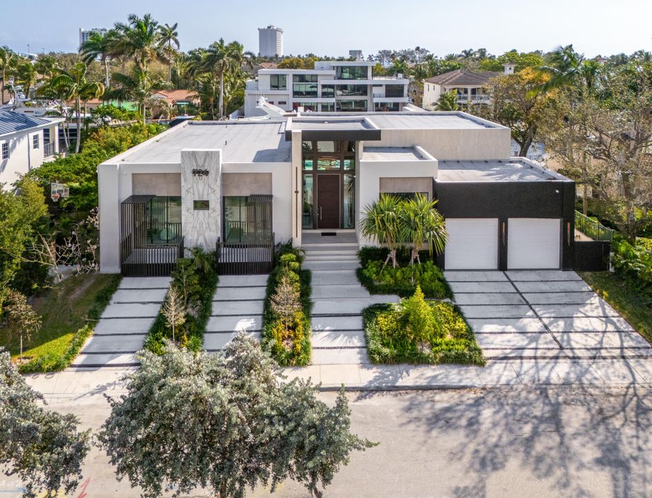 Active With Contract: $7,999,900 (5 beds, 5 baths, 4451 Square Feet)