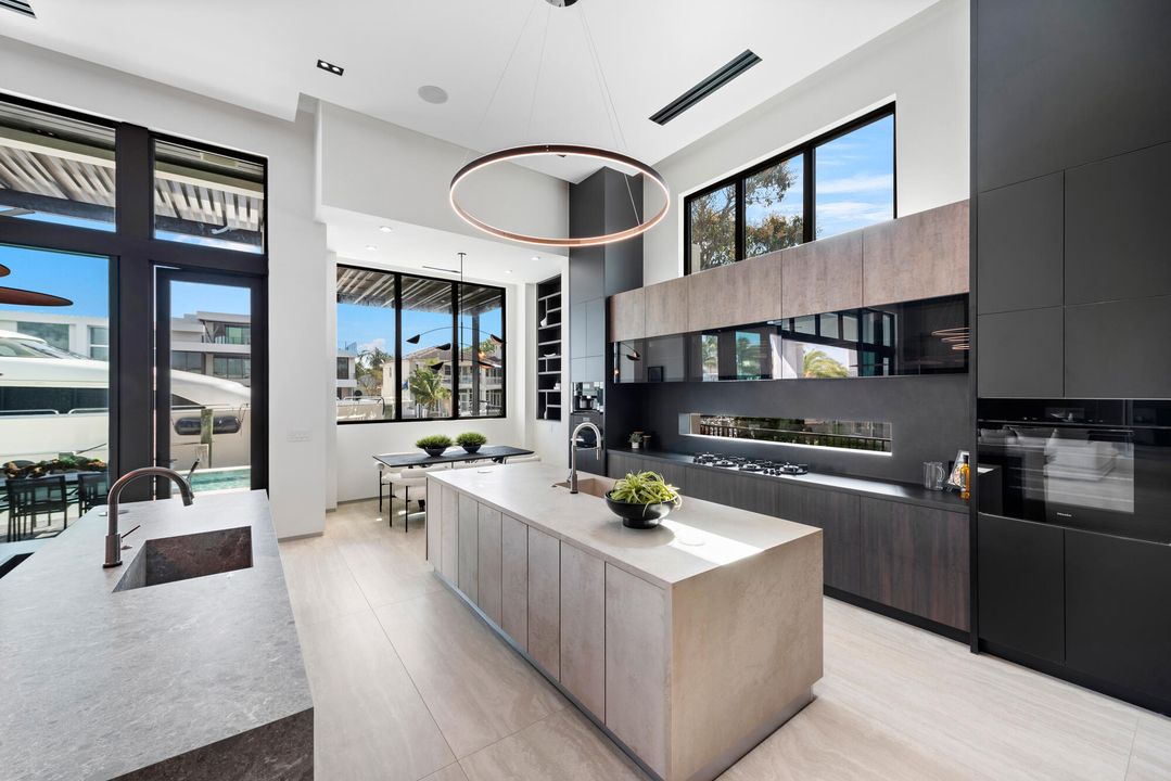 Active With Contract: $7,999,900 (5 beds, 5 baths, 4451 Square Feet)