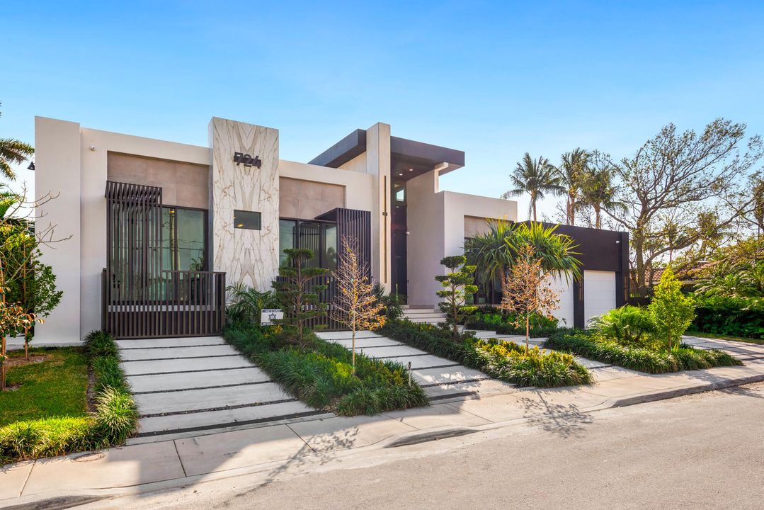 Active With Contract: $7,999,900 (5 beds, 5 baths, 4451 Square Feet)