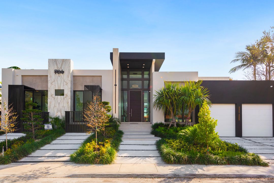 Active With Contract: $7,999,900 (5 beds, 5 baths, 4451 Square Feet)