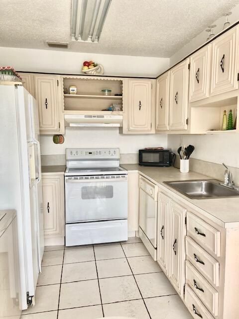 Active With Contract: $169,900 (1 beds, 1 baths, 908 Square Feet)