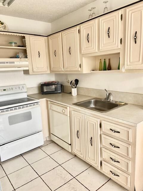 Active With Contract: $169,900 (1 beds, 1 baths, 908 Square Feet)