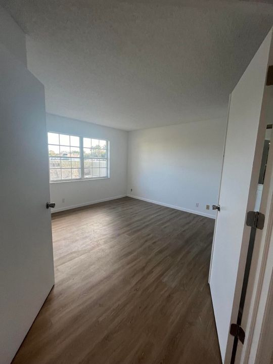 Active With Contract: $175,000 (2 beds, 2 baths, 886 Square Feet)