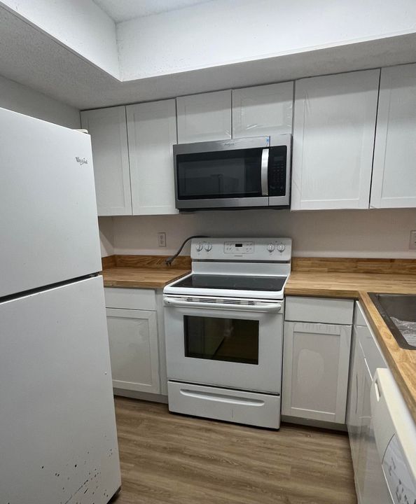 Active With Contract: $175,000 (2 beds, 2 baths, 886 Square Feet)