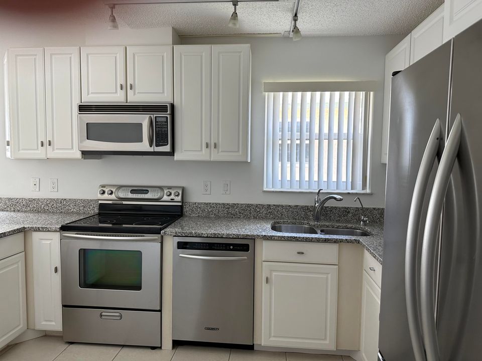 Active With Contract: $1,800 (2 beds, 2 baths, 1156 Square Feet)