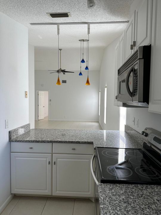 Active With Contract: $1,800 (2 beds, 2 baths, 1156 Square Feet)