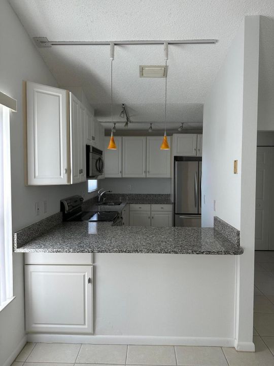 Active With Contract: $1,800 (2 beds, 2 baths, 1156 Square Feet)