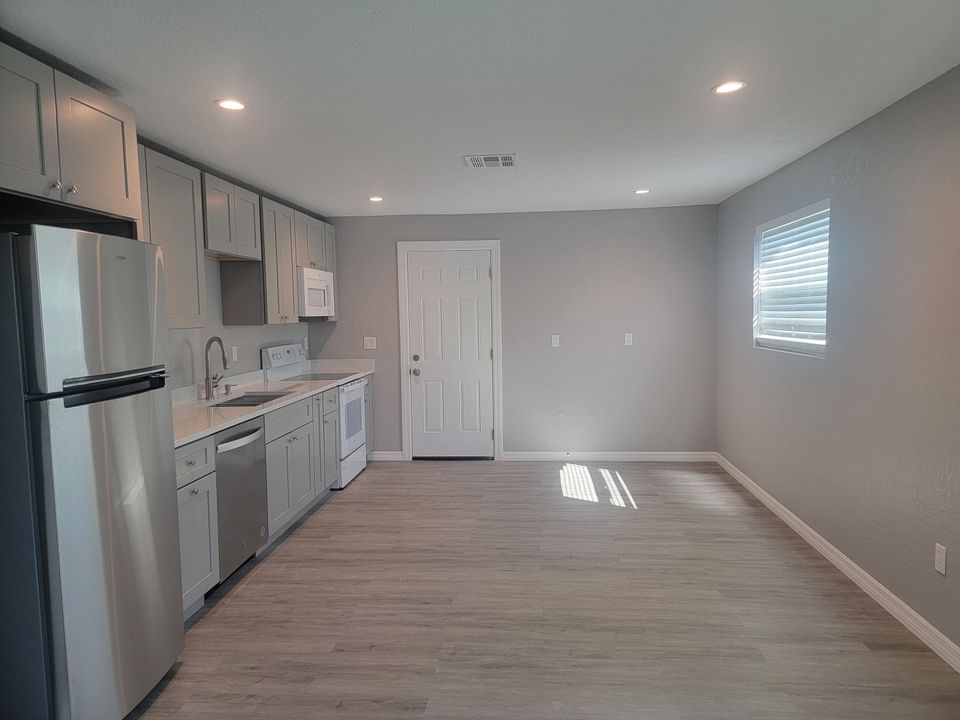 For Rent: $2,300 (4 beds, 2 baths, 1176 Square Feet)