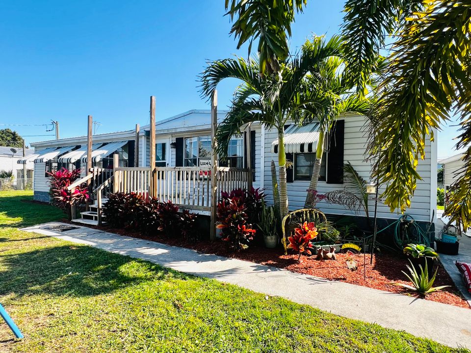 Active With Contract: $195,000 (3 beds, 2 baths, 1329 Square Feet)