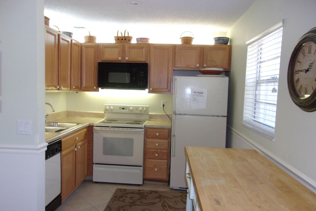 For Sale: $199,900 (2 beds, 2 baths, 962 Square Feet)