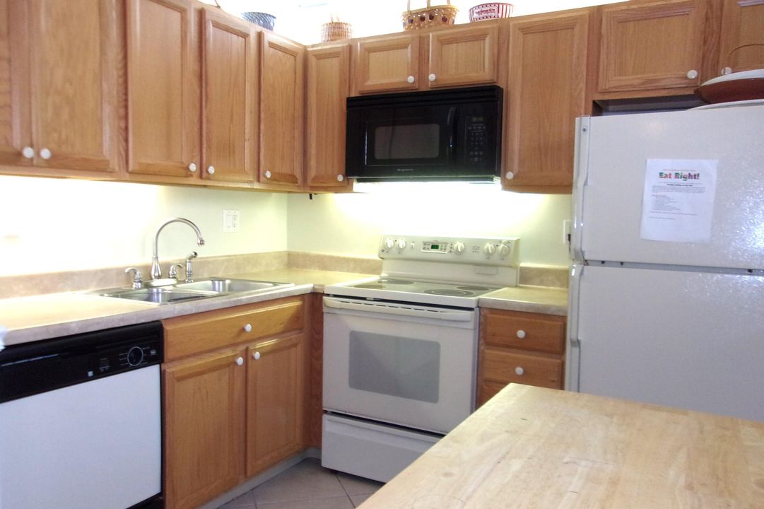 For Sale: $199,900 (2 beds, 2 baths, 962 Square Feet)