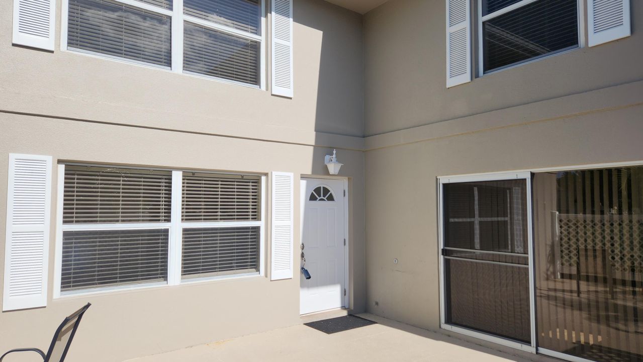 Active With Contract: $317,900 (2 beds, 2 baths, 1374 Square Feet)