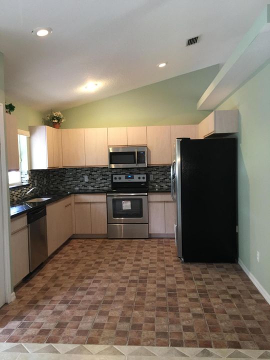 Active With Contract: $2,400 (3 beds, 2 baths, 1499 Square Feet)
