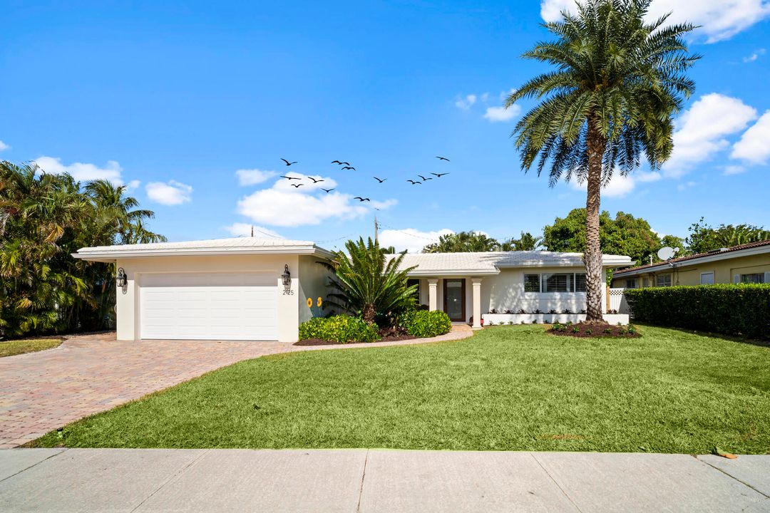 Recently Sold: $749,000 (2 beds, 2 baths, 1385 Square Feet)