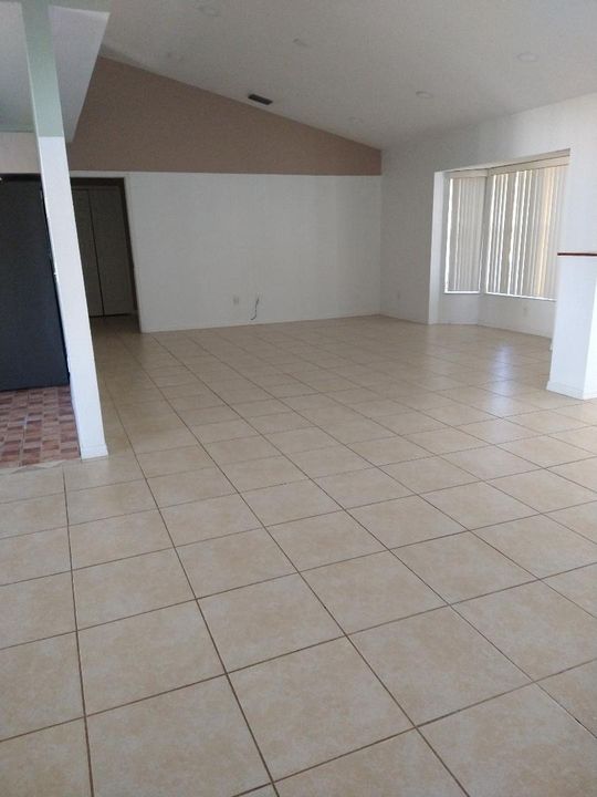 Active With Contract: $2,400 (3 beds, 2 baths, 1499 Square Feet)