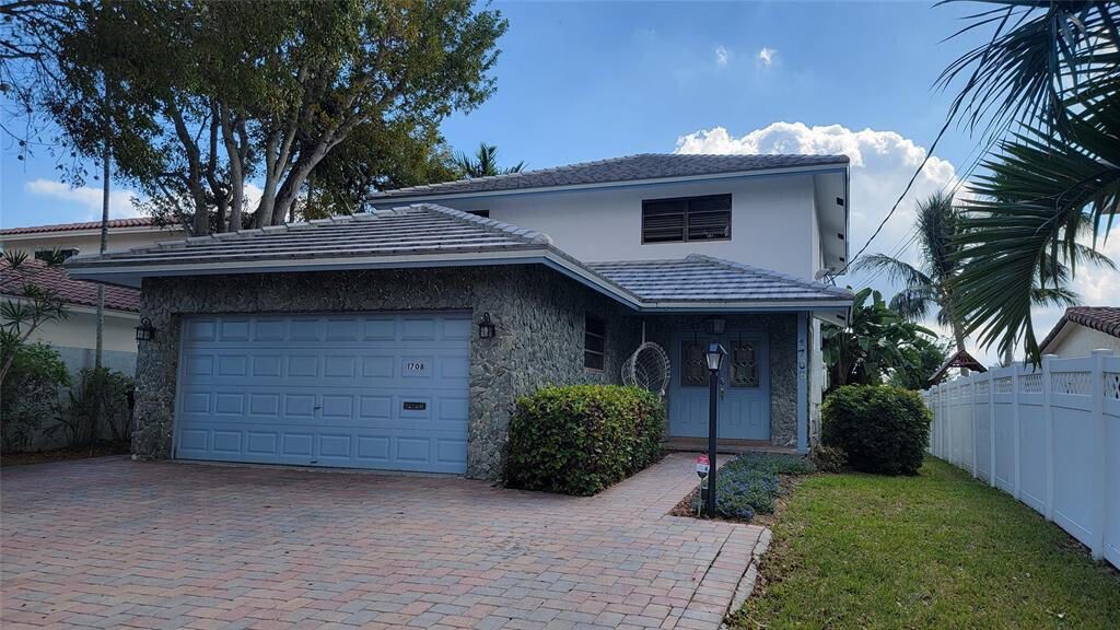 Recently Sold: $2,000,000 (3 beds, 3 baths, 1724 Square Feet)