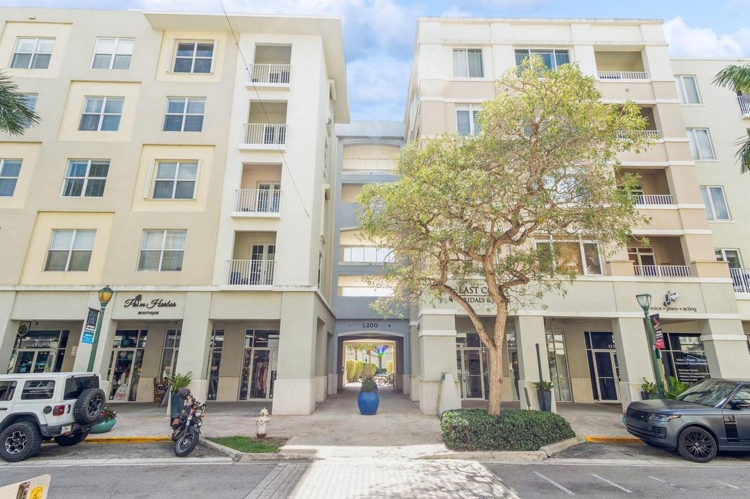 Recently Sold: $279,000 (1 beds, 1 baths, 719 Square Feet)