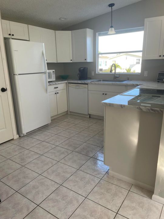 Active With Contract: $119,900 (2 beds, 2 baths, 1144 Square Feet)