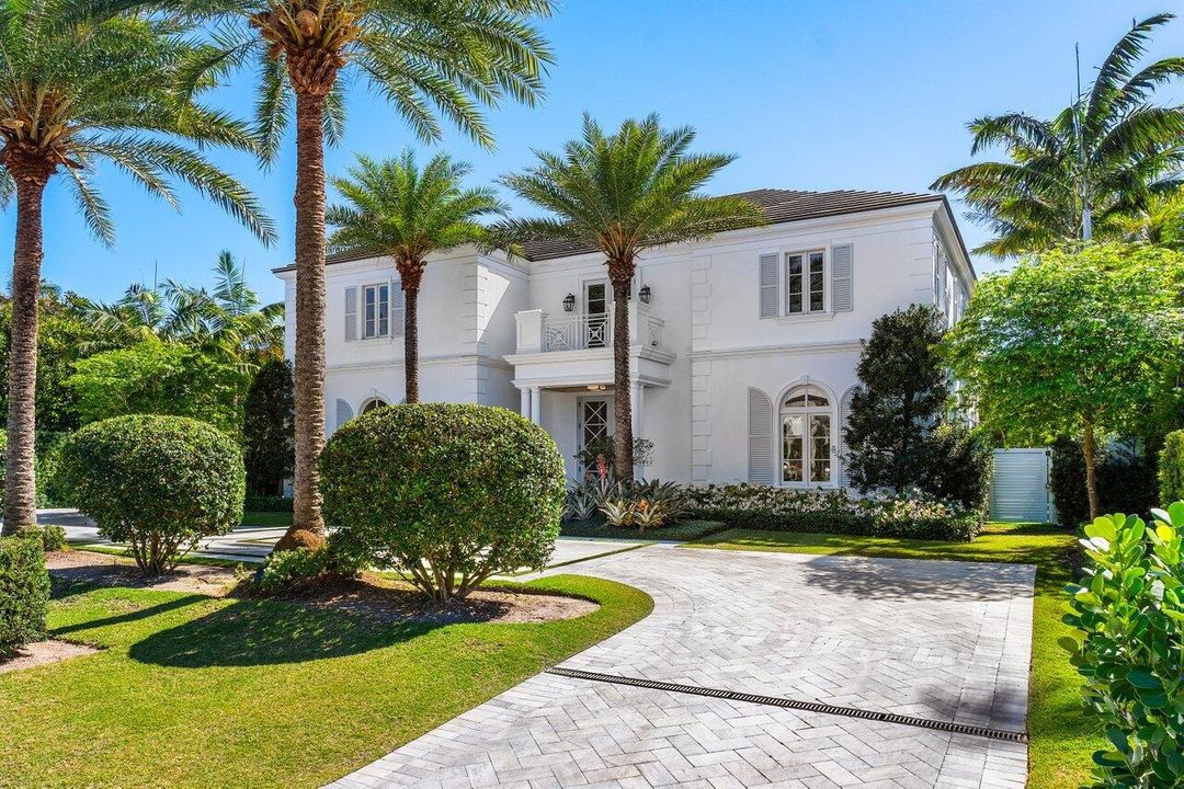 Recently Sold: $18,900,000 (5 beds, 6 baths, 5857 Square Feet)