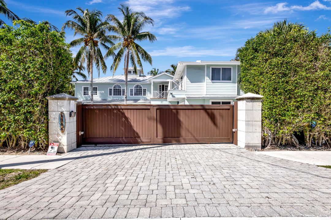 For Sale: $1,595,000 (5 beds, 4 baths, 4012 Square Feet)