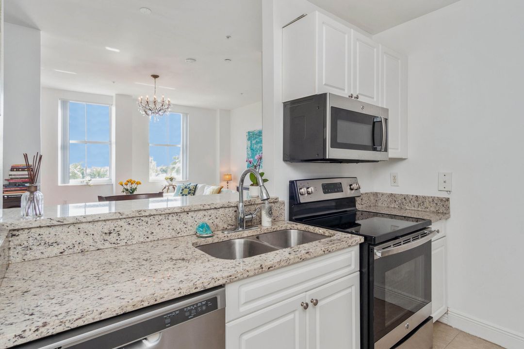 For Sale: $639,000 (1 beds, 2 baths, 900 Square Feet)