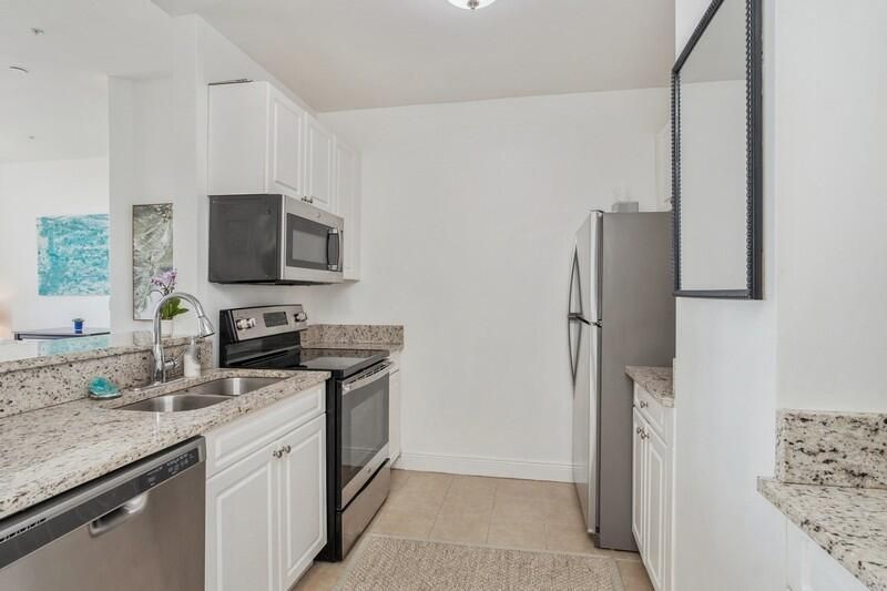 For Sale: $639,000 (1 beds, 2 baths, 900 Square Feet)