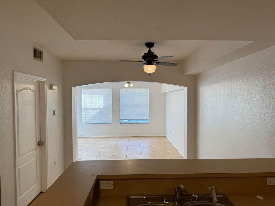 Active With Contract: $185,000 (1 beds, 1 baths, 752 Square Feet)