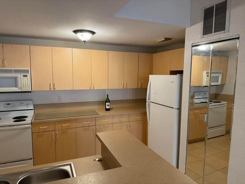 Active With Contract: $185,000 (1 beds, 1 baths, 752 Square Feet)