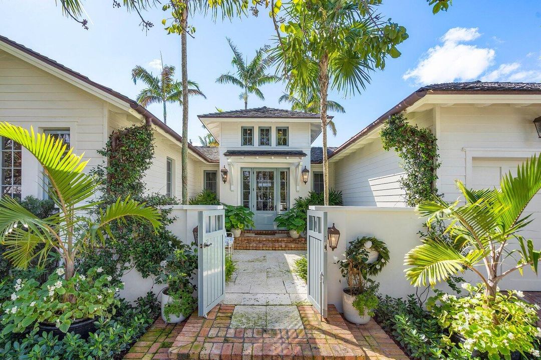 Recently Sold: $4,500,000 (4 beds, 3 baths, 2411 Square Feet)
