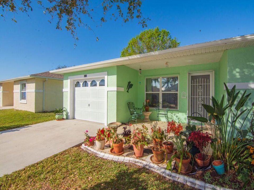For Sale: $140,000 (2 beds, 2 baths, 1135 Square Feet)