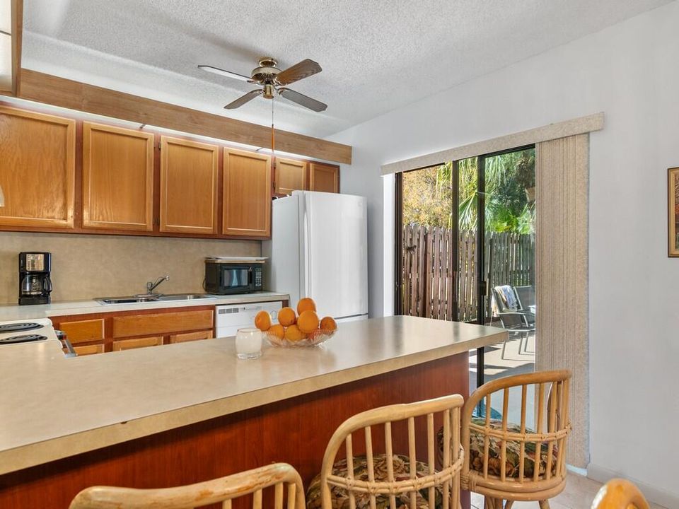For Sale: $230,000 (2 beds, 2 baths, 1170 Square Feet)