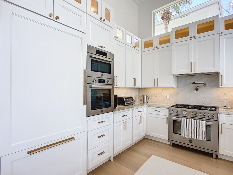 Active With Contract: $2,200,000 (3 beds, 3 baths, 2585 Square Feet)